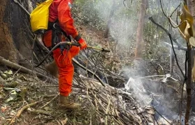 Bomberos en el lugar del accidente. 