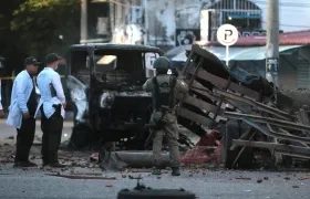 Policías inspeccionan el lugar donde ocurrió un atentado.