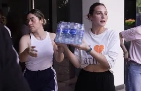 Reina Michelle ayudando a subir ayudas. 
