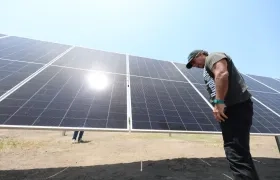 El alcalde Alejandro Char en el avance de la construcción de la granja solar. 