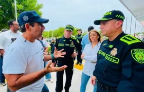 El alcalde Alejandro Char con el Mayor General Norberto Mujica. 