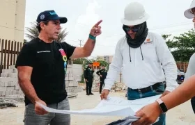 El alcalde Alejandro Char supervisando las obras de la Estación de Policía de Caribe Verde. 