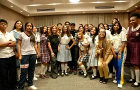 El Alcalde Alex Char con varios estudiantes.
