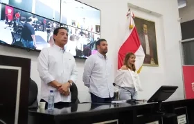 Imagen de la sesión extraordinaria y de la mesa directiva de la Asamblea.