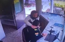 Momento en que el sospechoso atacó al uniformado. 