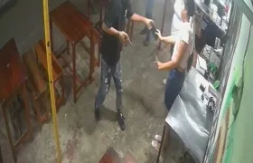 Atraco en establecimiento comercial de Los Almendros.