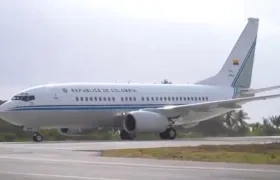 Momento del aterrizaje del avión presidencial.