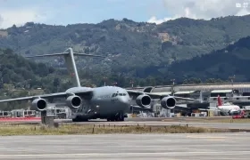 El avión aterrizó en el aeropuerto de Medellín. 