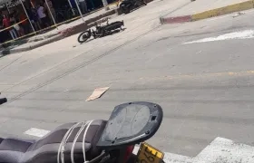 La motocicleta en la que se movilizaba los supuestos delincuentes quedó tendida en el lugar. 