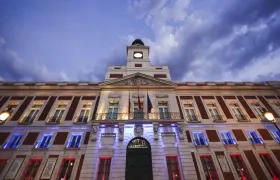 La Comunidad de Madrid ilumina este viernes con los colores de la bandera de Colombia la fachada de la Real Casa de Correos.