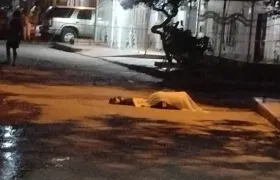 La víctima quedó muerta en el lugar donde le dispararon. 