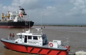 Un buque ingresando al canal del acceso del puerto de Barranquilla. 