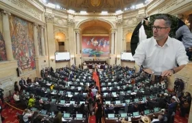 Imagen de la Cámara de Representantes y el Ministro de Vivienda, Jaime Andrés Beltrán.