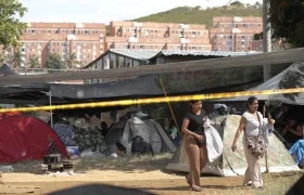 Personas esperan en carpas este jueves, junto al edificio Reserva de Meléndez afectado por el terremoto 