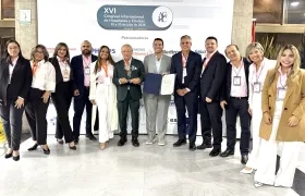 Directivos y miembros del equipo médico y administrativo que participaron en el proceso de postulación del premio. 