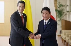 El Ministro de Comercio, Industria y Turismo, Mauricio Gómez Amín, y el Ministro de Asuntos Exteriores de Japón, Toshimitsu Motegi.
