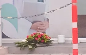 La corona fúnebre encontrada en la entrada de la entidad. 
