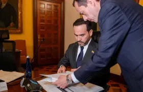 De La Espriella firmando documentos de extradición.