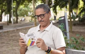 Eder Figueroa con la Constitución Política.