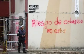 Edificio con daños estructurales después del terremoto.