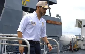 El Presidente Abelardo De La Espriella bajando de un buque.