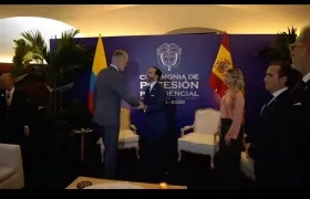 El Rey Felipe VI saluda a Abelardo De La Espriella