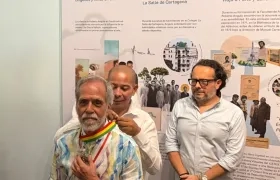 El acuarelista Roberto Angulo recibiendo la  ‘Medalla ciudad de Barranquilla’.