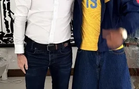 El alcalde de Medellín, Federico Gutiérrez y el jugador español Lamine Yamal.