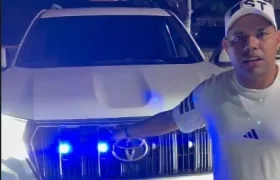 El concejal Alexis Castillo con su camioneta.