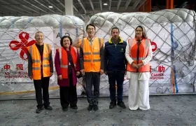 El embajador de China en Colombia, Zu Jingyang, entregando la ayuda humanitaria.