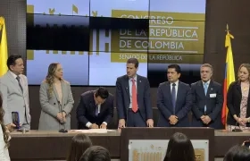 El ministro de Comercio, Mauricio Gómez, radicando el proyecto de ley.