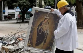 El padre Nelson Giraldo Mejía sostiene una réplica de la Virgen de Nuestra Señora de la Pobreza.