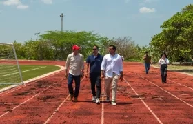 El rector en el recorrido por la pista atlética de la Universidad