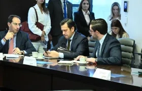El vicepresidente José Manuel Restrepo, el ministro del Interior Rodrigo Lara, y Nicolás Gómez director del Dapre.
