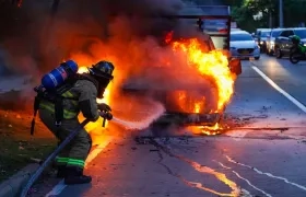Los bomberos atendiendo la emergencia. 