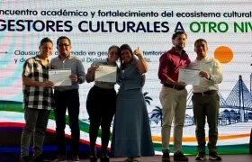 Entrega de diploma a los egresados del diplomado en Gestión cultural.