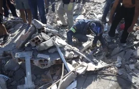 Escombros después del colpaso de un edificio en Cali.