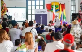 Explicación de la cartilla del Plan Especial de Salvaguardia por parte del director de Carnaval de Barranquilla S.A.S., Juan Ospino Acuña.