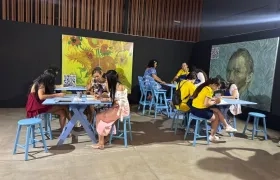  En la exposición VanGogh, los visitantes descubren 50 obras en nueve espacios temáticos ambientados.
