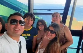 Víctor Manrique (gafas negras) escribió los familiares que perdió (las últimas tres mujeres de la derecha).