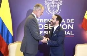 El Rey Felipe VI saluda a Abelardo De La Espriella.