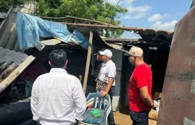 Funcionarios de la Oficina de Emergencias visitando las zonas afectadas.