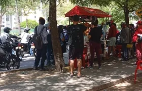 Personas aglomeradas en el sitio donde fue baleado el comerciante. 