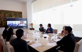 El secretario de Relaciones Exteriores, Roberto Velasco, durante una reunión con la Embajada de México en Colombia. 