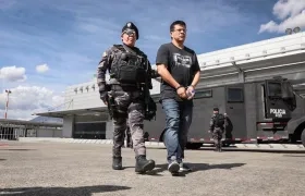 Guardias del Inpec trasladando a uno de los 117 presos 