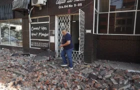 Hombre caminando sobre escombros en Cali.