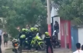 Momento en que capturan a un presunto responsable. 