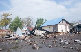 Una casa dañada tras un terremoto de magnitud 7,7 en Mbay.