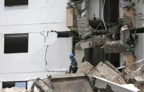 Integrantes del cuerpo de Bomberos de Cali en un trabajo de rescate.