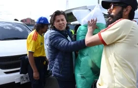 Jorge Barón Jr durante la entrega de ayudas en el centro de acopio de El Campín.